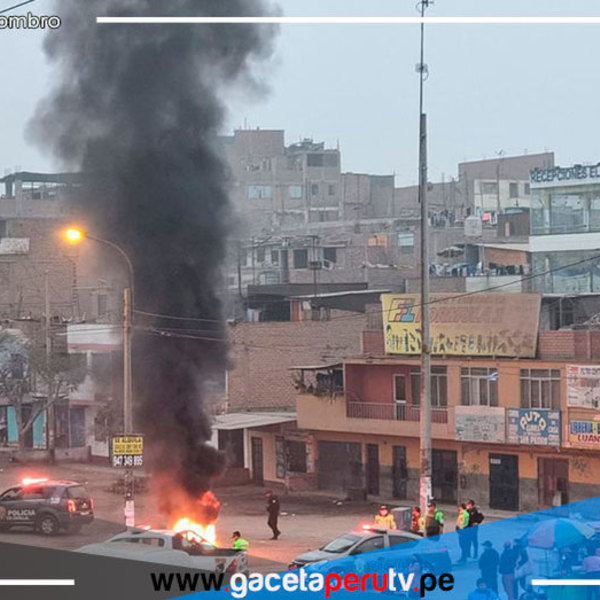 Manifestantes queman llantas en Puente Piedra y Comas