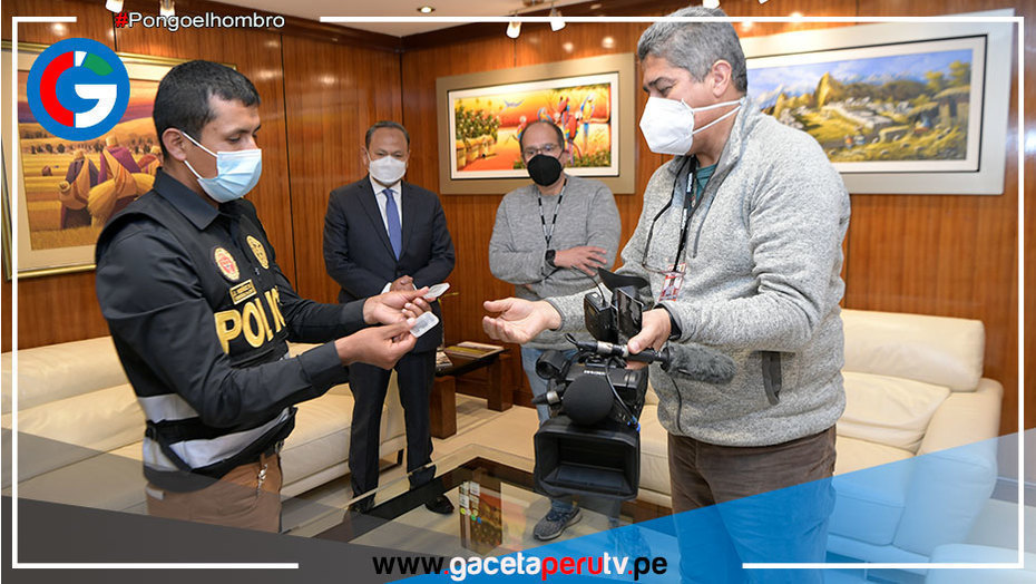 Entregan a periodistas de Cuarto Poder equipos de prensa recuperados en el distrito de Chadín