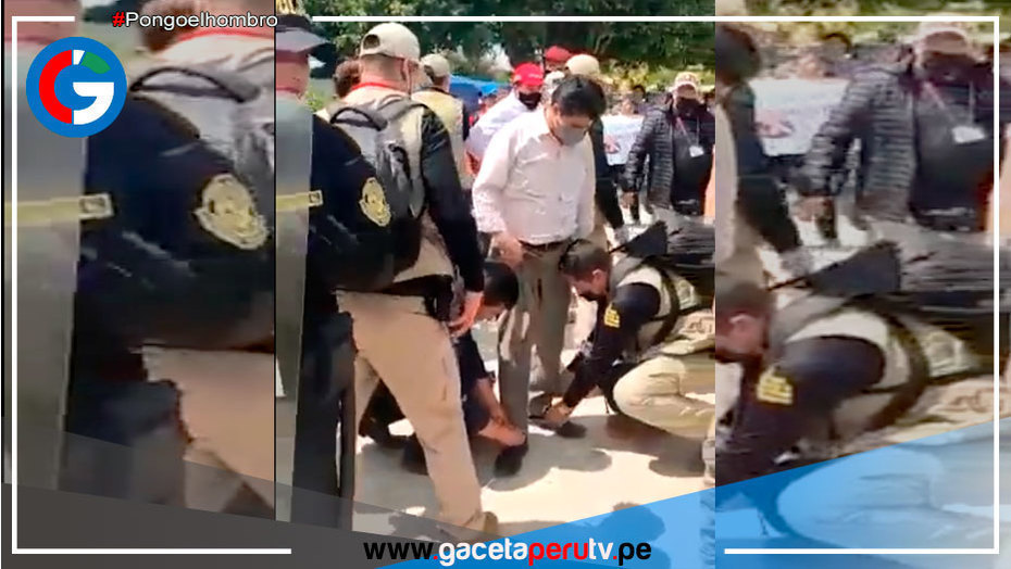 Miembros de la PNP amarran los zapatos al presidente de Perú, Pedro Castillo, durante su recorrido por San Martin