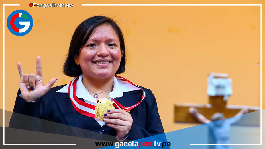 Lima: tiene sordera y obtiene nota 19 al recibirse de doctora en Administración