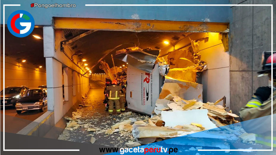 Camión frigorífico terminó destrozado tras impactar contra la estructura del puente del óvalo Higuereta