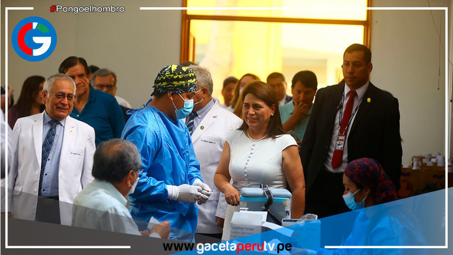 Profesionales médicos comenzaron a recibir vacuna bivalente