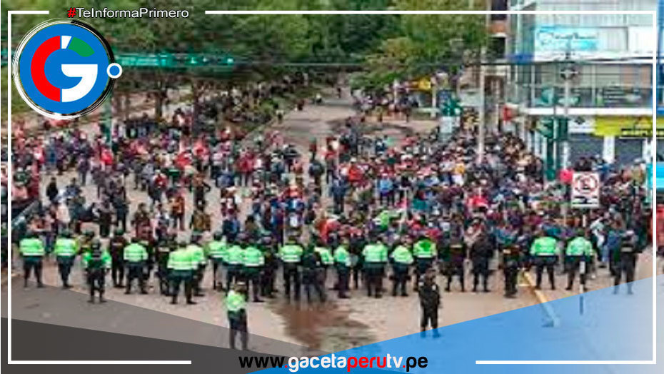 Manifestantes y agentes de la PNP se enfrentan con hondas y bombas lacrimógenas