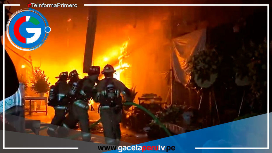 Incendio arrasa con puestos del mercado de flores "Santa Rosa" en el Rímac