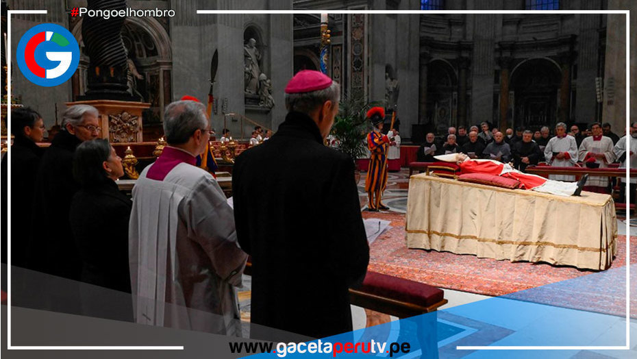 Miles desfilan para despedir a Benedicto XVI en la basílica de San Pedro