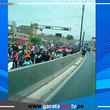 Grupo de manifestantes pasaron por la Panamericana Norte en Comas en dirección al Centro de Lima