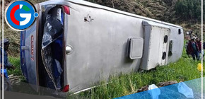 Cusco: Un ómnibus turístico vuelca y cae al abismo dejando un fallecido y 21 heridos