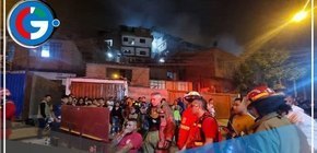 Intenso fuego arrasa en la urbanización Palomares