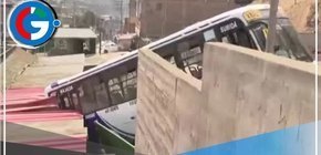 Bus choca sobre un mercado y deja dos personas heridas