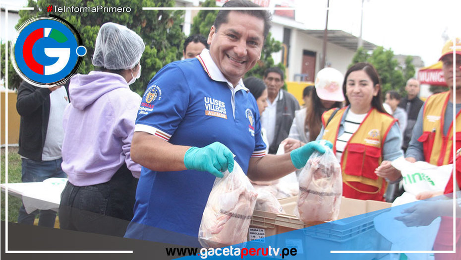 Alcalde de Comas, Ulises Villegas, Lleva Pollo a Costo Social a los Vecinos