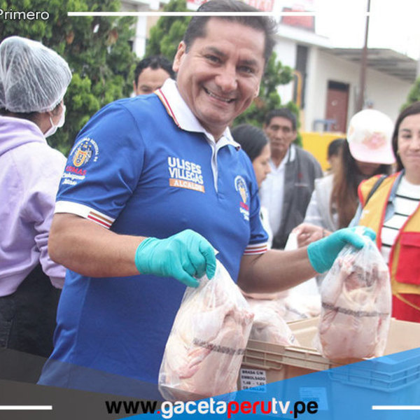 Alcalde de Comas, Ulises Villegas, Lleva Pollo a Costo Social a los Vecinos