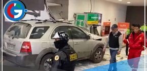 Auto choca contra supermercado y destroza cajero automático