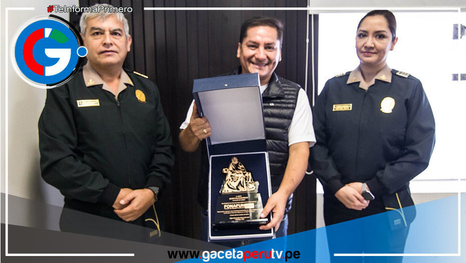 Alcalde de Comas, Ulises Villegas, Recibe Reconocimiento por Apoyo a Familias Policiales