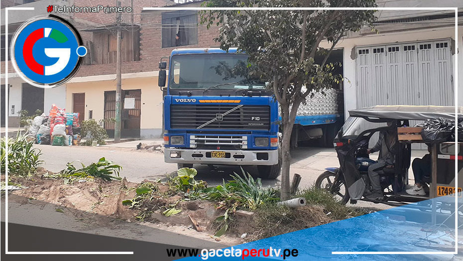"¡Tráiler en Collique hace de las suyas: ¡Berma Central hecha trizas y depósito ferretero cerrado por falta de papeles!"