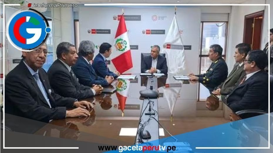 Carmen de la Legua firma convenio para pagar días de franco a policías
