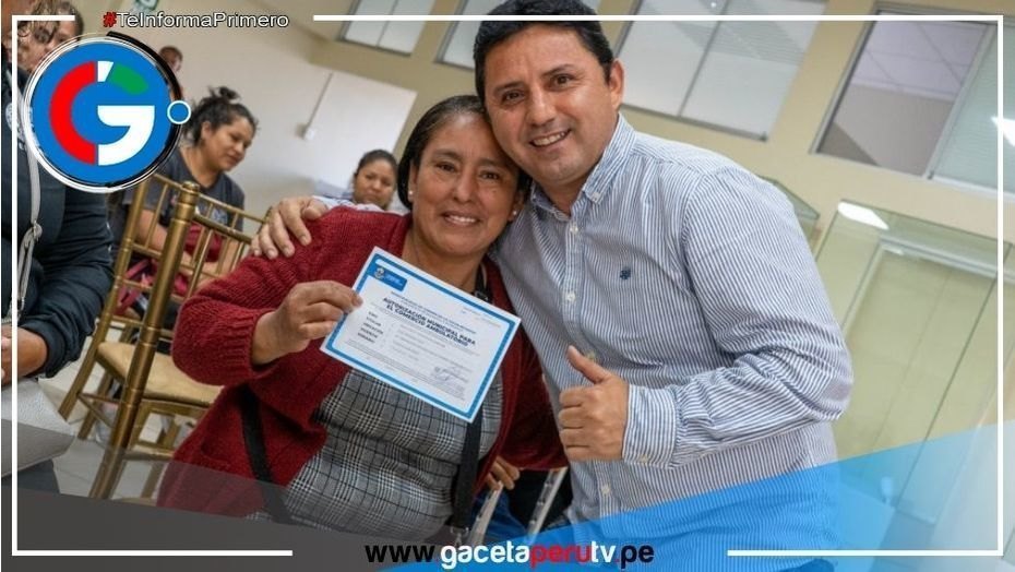Entregan autorizaciones a comerciantes de la avenida José Santos Chocano