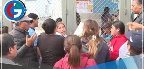 Padres de familia denuncian largas colas para obtener cupo de matrícula en colegio