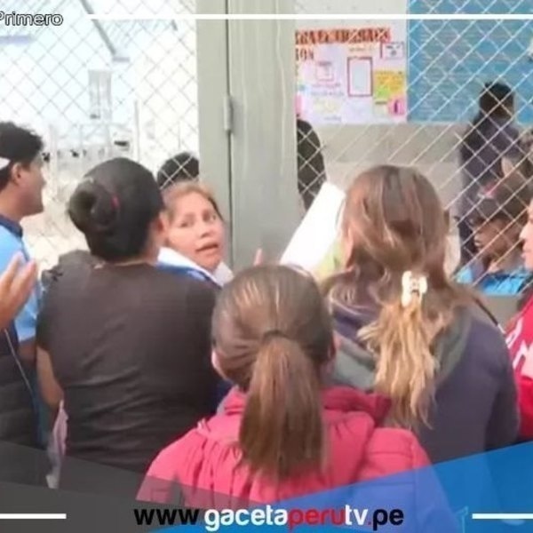Padres de familia denuncian largas colas para obtener cupo de matrícula en colegio