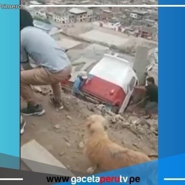 Mototaxi cae sobre vivienda en el distrito de Villa Maria del Triunfo
