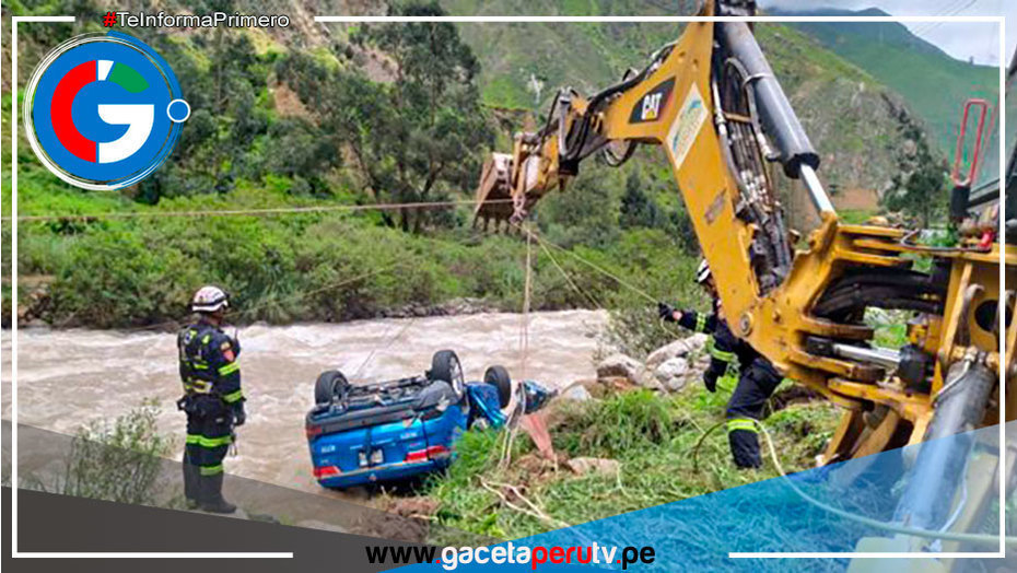 Tres muertos y un desaparecido tras caída de miniván a río Rímac
