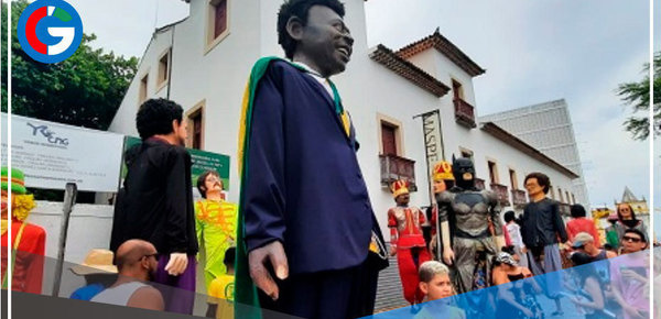 Carnaval brasileño rinde homenaje a la realeza y el deporte con los muñecos gigantes de Isabel II y Pelé