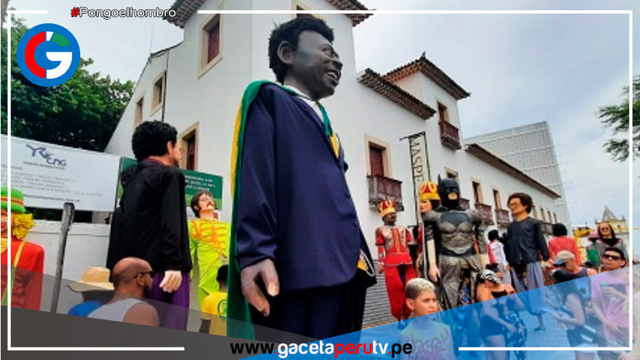 Carnaval brasileño rinde homenaje a la realeza y el deporte con los muñecos gigantes de Isabel II y Pelé