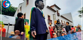 Carnaval brasileño rinde homenaje a la realeza y el deporte con los muñecos gigantes de Isabel II y Pelé