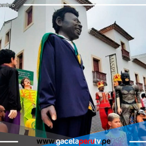Carnaval brasileño rinde homenaje a la realeza y el deporte con los muñecos gigantes de Isabel II y Pelé