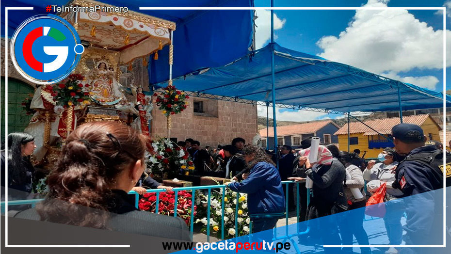 Manifestantes interrumpen misa y entregan de flores en honor de la Virgen de la Candelaria