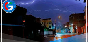 Fuerte lluvia acompañada de rayos y relámpagos causaron preocupación en la población anoche en Chiclayo