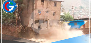 Casa de tres pisos se cae ante aumento del caudal del Río Rímac