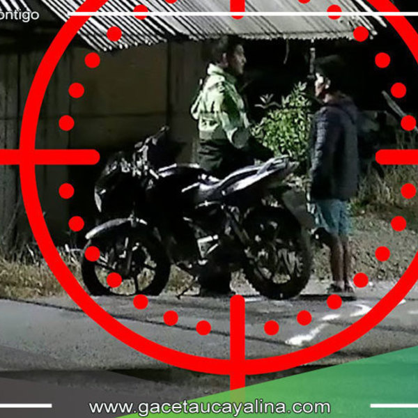 Captan a UN SUJETO pagando coima de 20 soles a policía para evitar intervención en Oxapampa