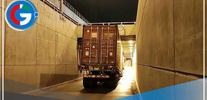 Un pesado tráiler quedó atascado en el baipás Ciudad de Dios