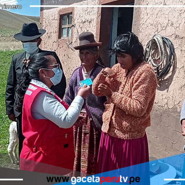 Mujer puneña con discapacidad recibe por primera vez su DNI en comunidad de Achata 