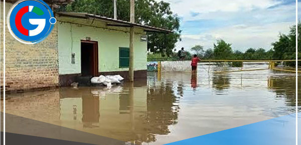 Noche de lluvia intensa con tormenta eléctrica en Piura