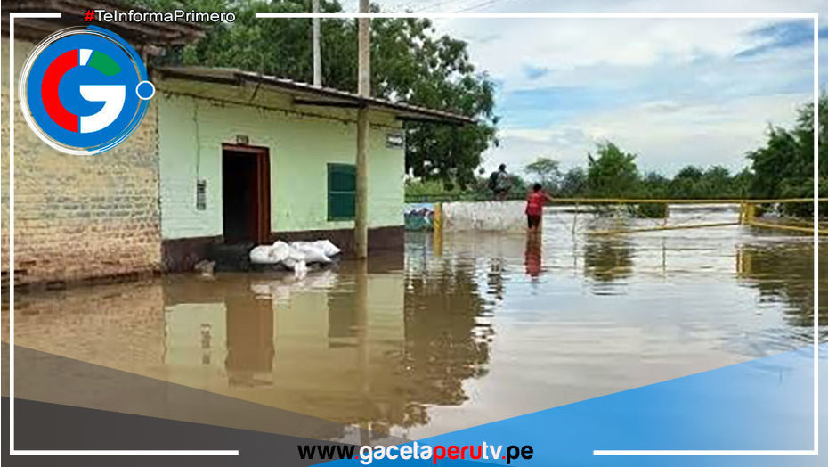 Noche de lluvia intensa con tormenta eléctrica en Piura