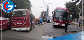 Bus se hundió y quedó atorado en forado de una pista en SJL