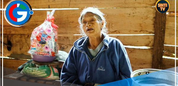 Así vive sola esta mujer entre las montañas del Perú 