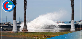 La Punta: Olas de cinco metros piden no acercarse a la orilla del mar