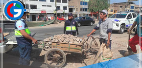 Intervienen 25 triciclos y 5 volquetes arrojando desmonte en plena vía pública en Comas
