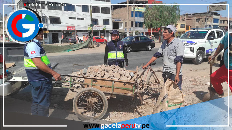 Intervienen 25 triciclos y 5 volquetes arrojando desmonte en plena vía pública en Comas