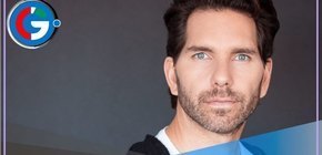 Arap Bethke es nombrado uno de 'Los 50 Más Bellos' y comparte sus pensamientos sobre la vida y la paternidad