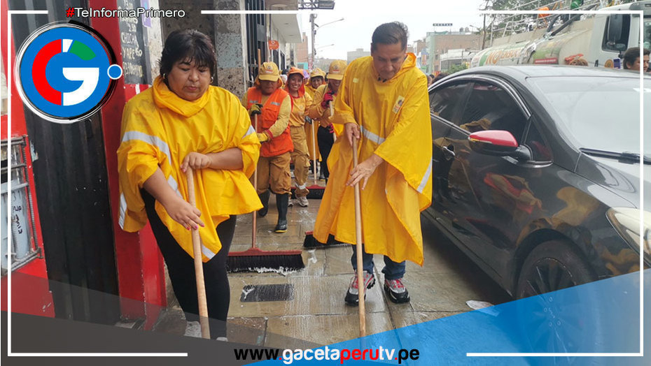 En su primer día, la Subprefecta de Comas demuestra su compromiso al tomar escoba y limpiar su distrito