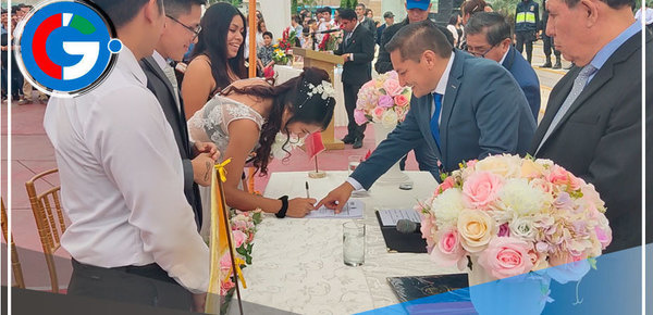 Alcalde de Comas une en matrimonio civil comunitario a 125 parejas en emotiva ceremonia