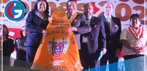 Alcalde Ulises Villegas premia a destacados colegios en emocionante Desfile Cívico Escolar 2023