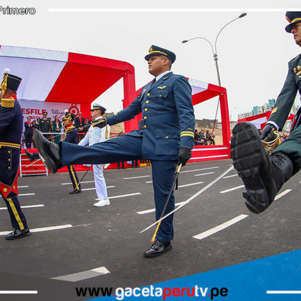 Histórico desfile cívico-escolar-militar frente al mar en el Callao