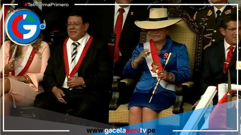 Presidenta Dina Boluarte sorprende en desfile militar al usar sombrero