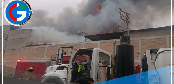 Bomberos trabajaron intensamente para controlar incendio en almacén de telas en SJL