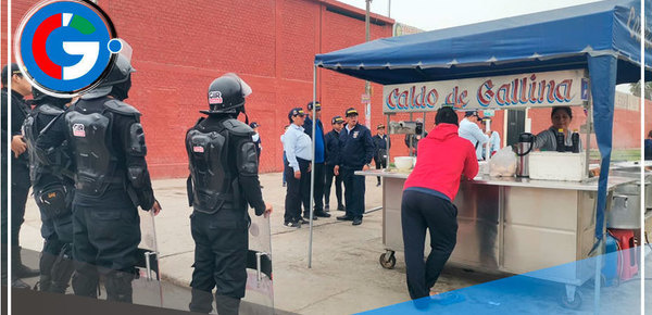 Comas: Retiran Seis Puestos de Venta de Caldo de Gallina en la Vía Pública 