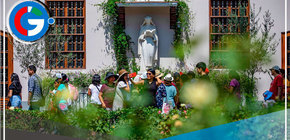 Llevan al Santuario de Santa Rosa de Lima un festival colorido de flores 